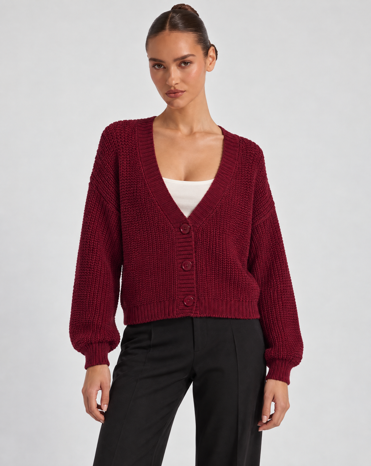 Cardigan donna corto in maglia con bottoni Bordeaux indossato da Polly 6 - vista frontale