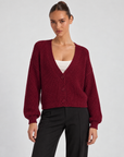Cardigan donna corto in maglia con bottoni Bordeaux indossato da Polly 6 - vista frontale