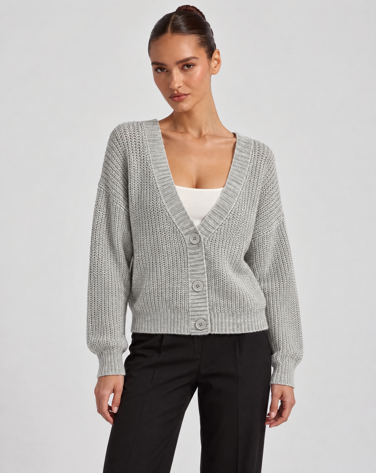 Cardigan donna corto in maglia con bottoni Grigio indossato da Polly 6 - vista frontale