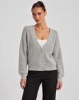 Cardigan donna corto in maglia con bottoni Grigio indossato da Polly 6 - vista frontale