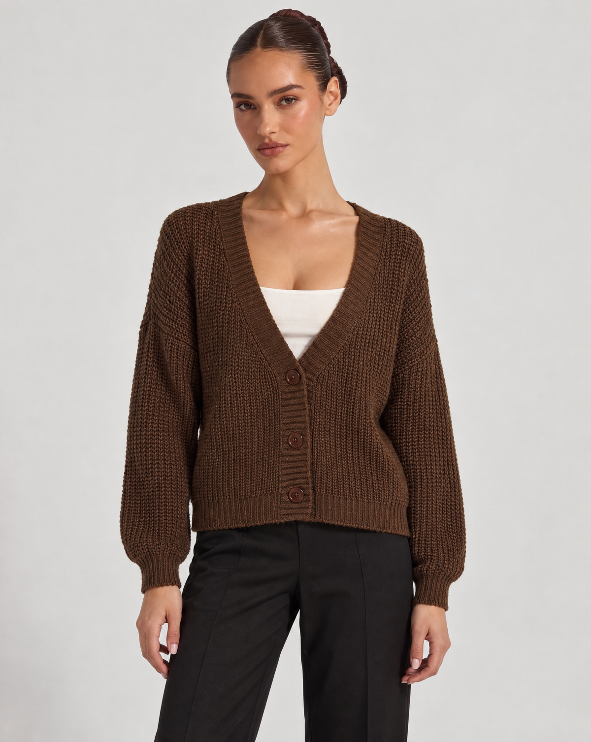 Cardigan donna corto in maglia con bottoni Marrone indossato da Polly 6 - vista frontale