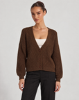Cardigan donna corto in maglia con bottoni Marrone indossato da Polly 6 - vista frontale