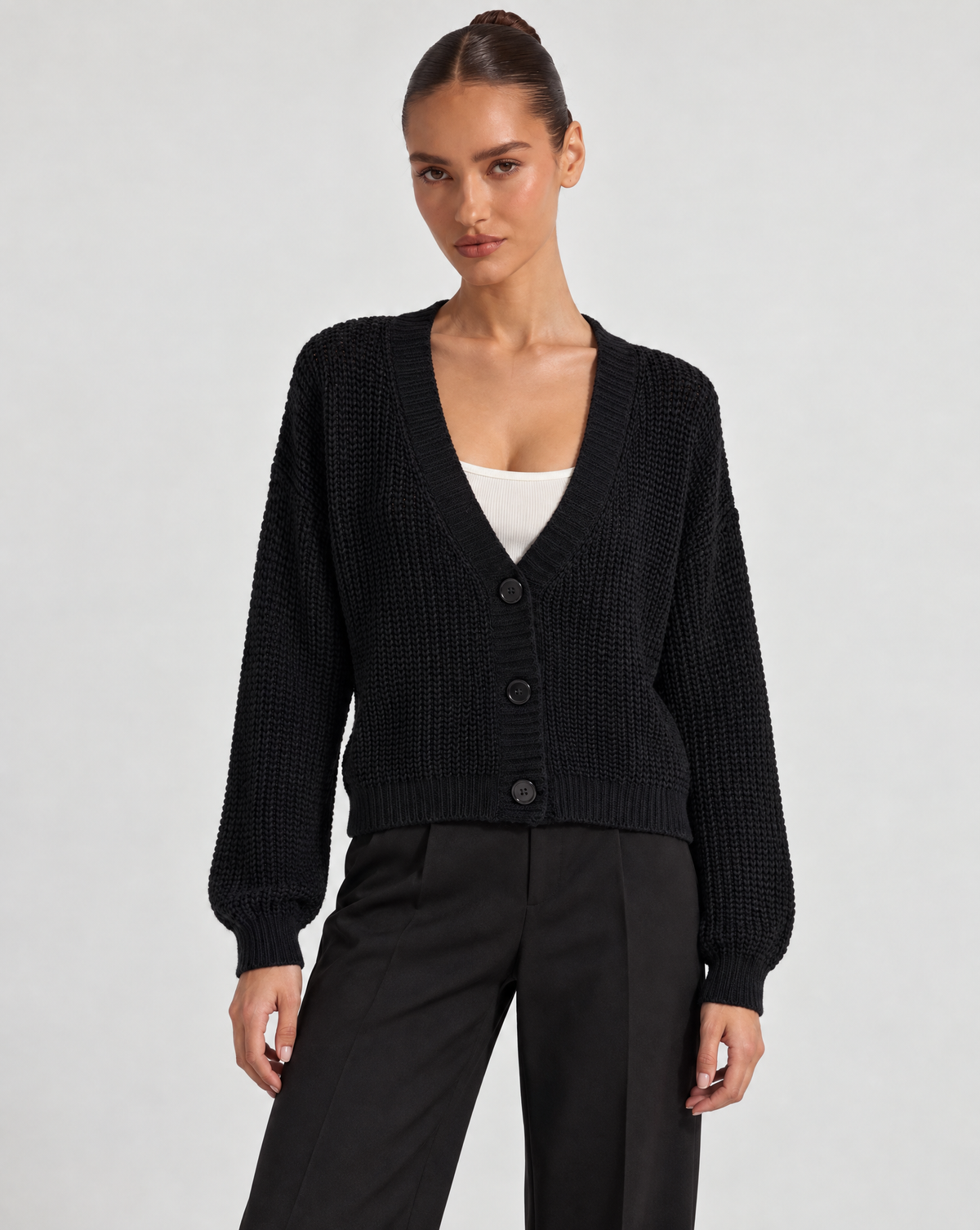 Cardigan donna corto in maglia con bottoni Nero indossato da Polly 6 - vista frontale
