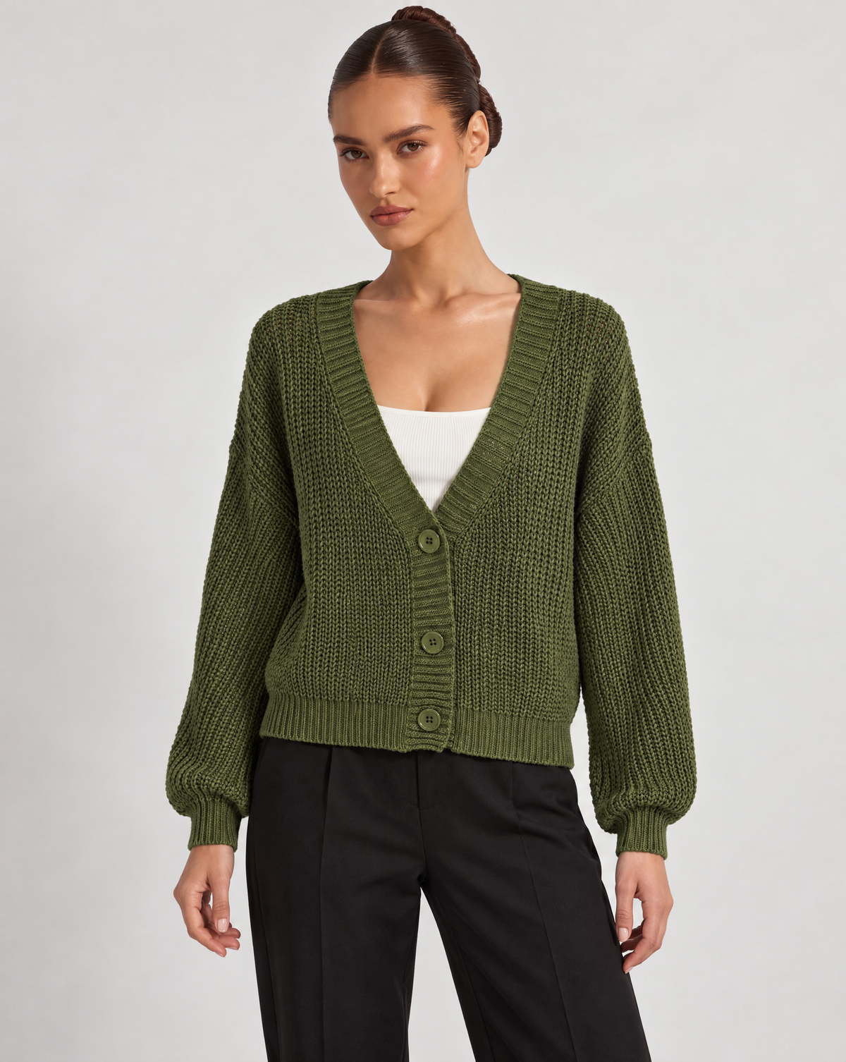 Cardigan donna corto in maglia con bottoni Verde indossato da Polly 6 - vista frontale