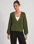 Cardigan donna corto in maglia con bottoni Verde indossato da Polly 6 - vista frontale