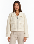 Cardigan donna bouclé con zip bianco — frontale con Polly 4