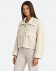 Cardigan donna bouclé con zip bianco — tre-quarti con Polly 4