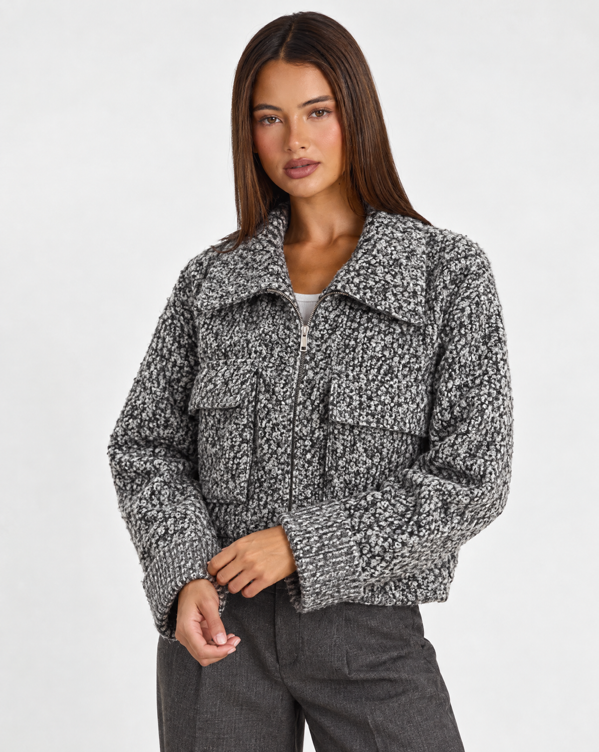 Cardigan donna bouclé con zip grigio — dettaglio con Polly 4