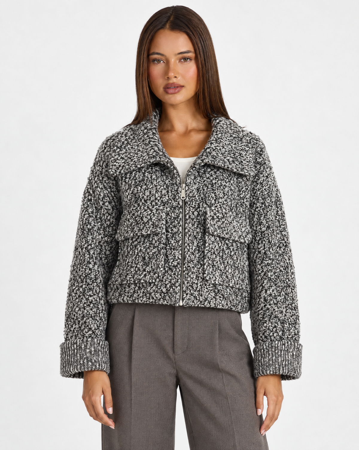 Cardigan donna bouclé con zip grigio — frontale con Polly 4