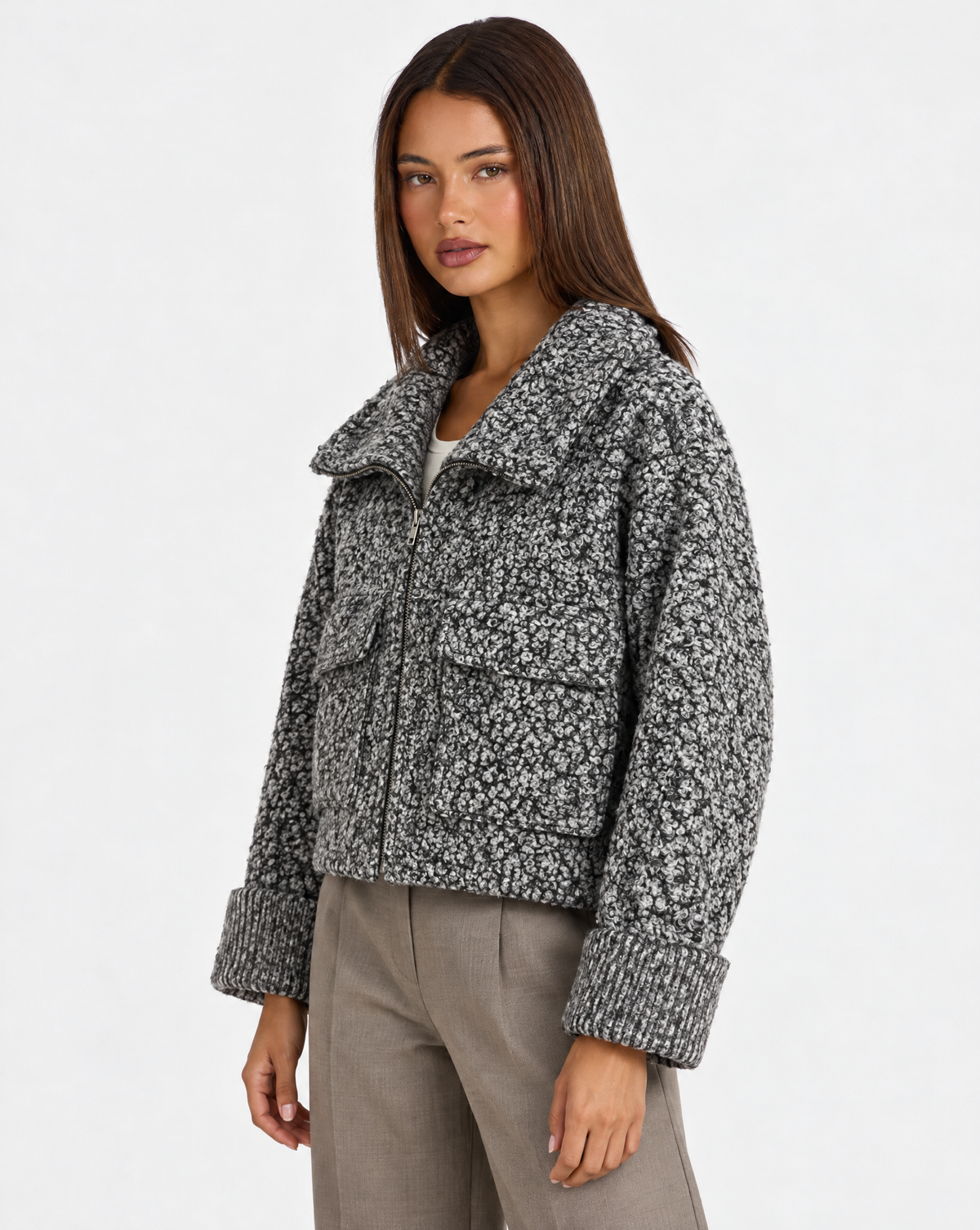 Cardigan donna bouclé con zip grigio — tre-quarti con Polly 4