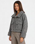 Cardigan donna bouclé con zip grigio — tre-quarti con Polly 4
