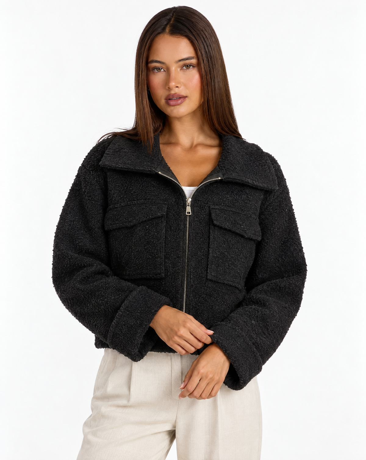 Cardigan donna bouclé con zip nero — dettaglio con Polly 4