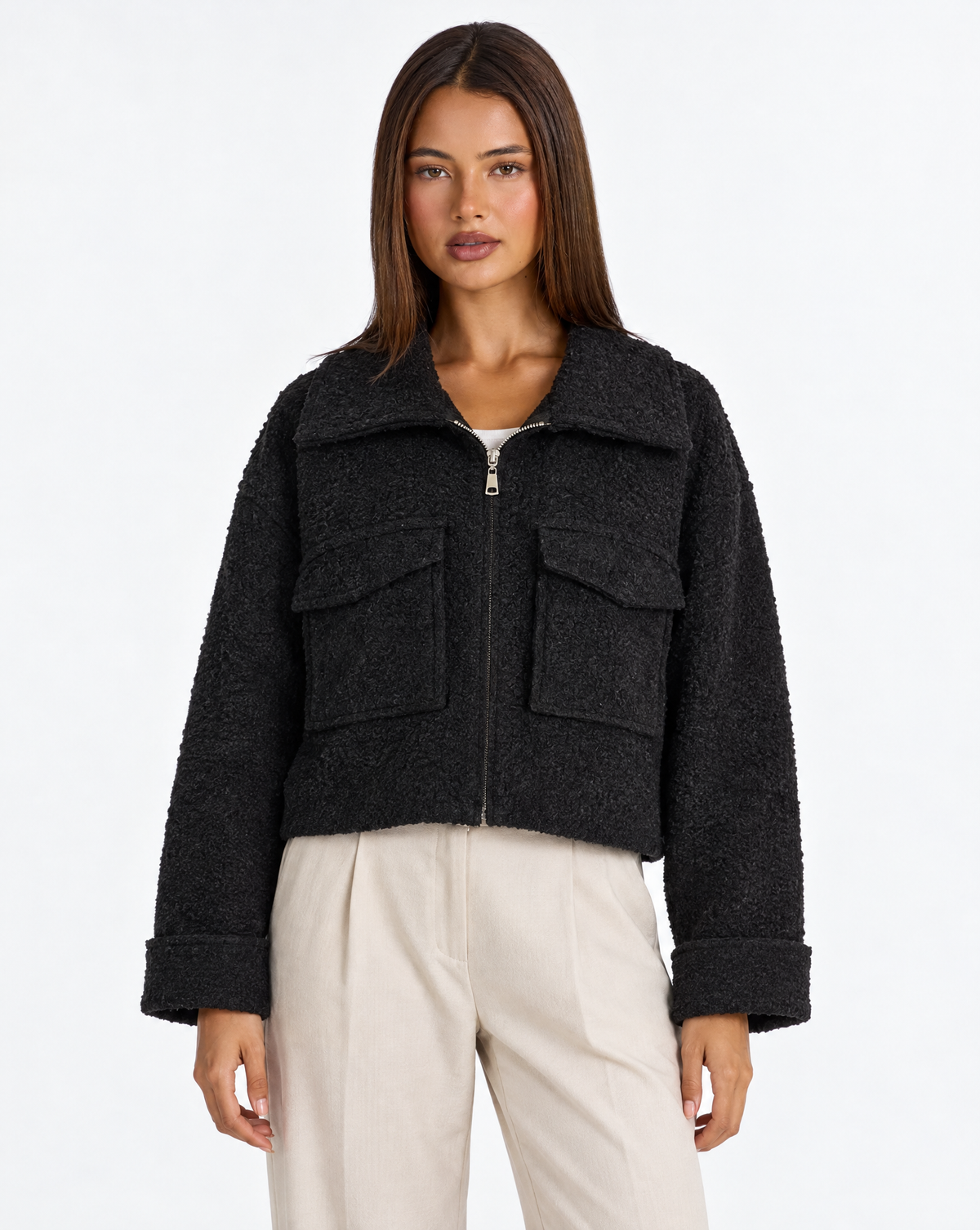 Cardigan donna bouclé con zip nero — frontale con Polly 4