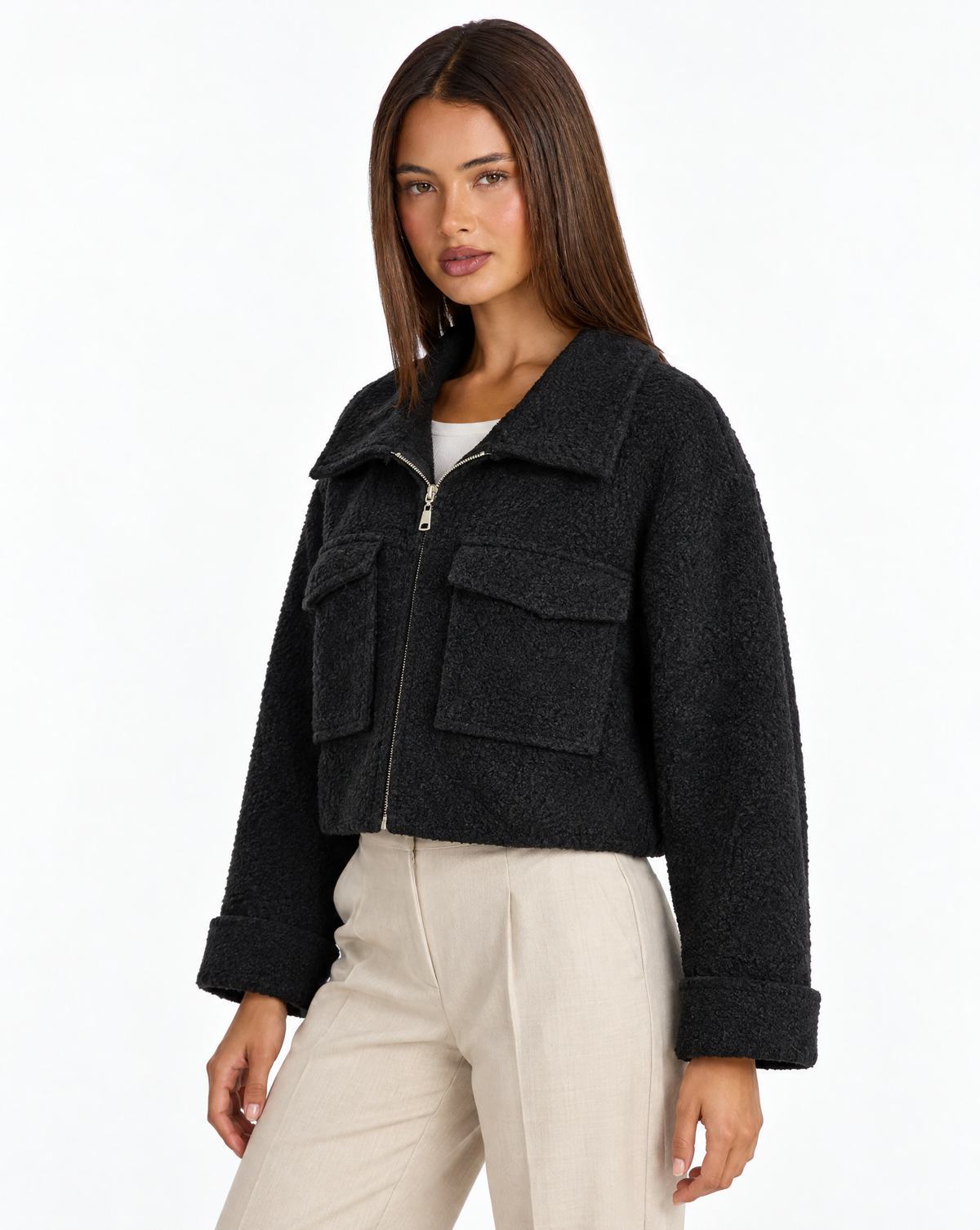 Cardigan donna bouclé con zip nero — tre-quarti con Polly 4