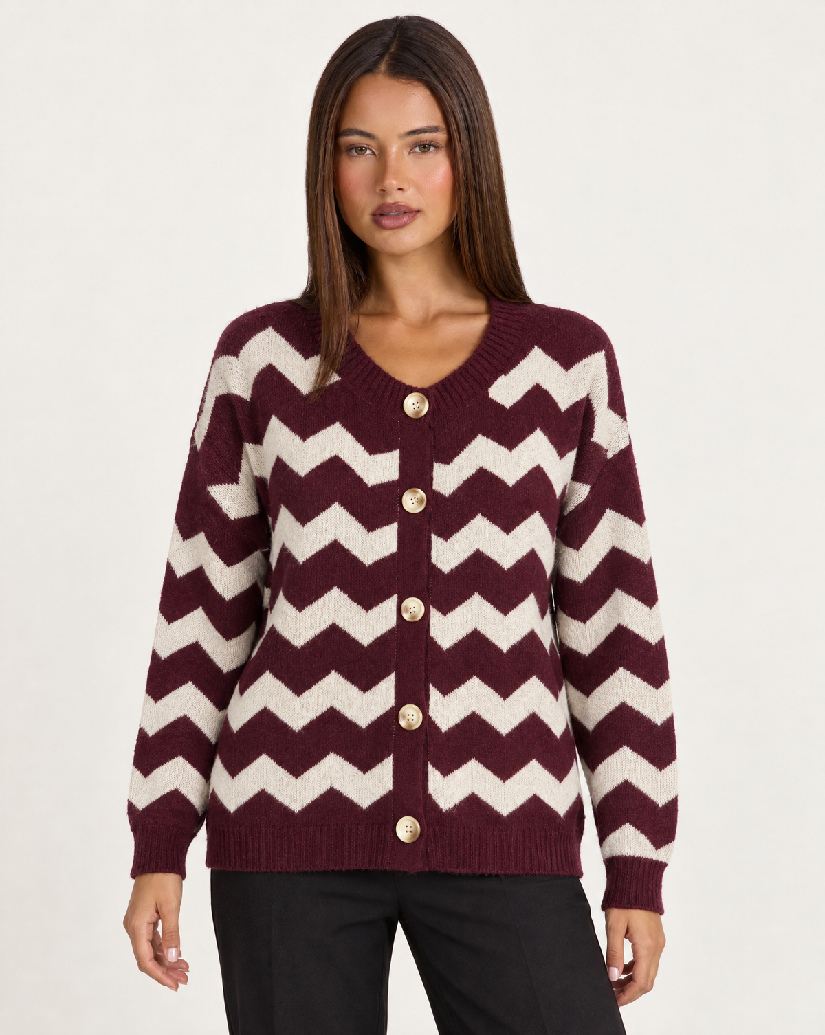Cardigan donna zig zag bordeaux con bottoni, indossato da Polly 4 — vista frontale