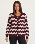 Cardigan donna zig zag bordeaux con bottoni, indossato da Polly 4 — vista frontale