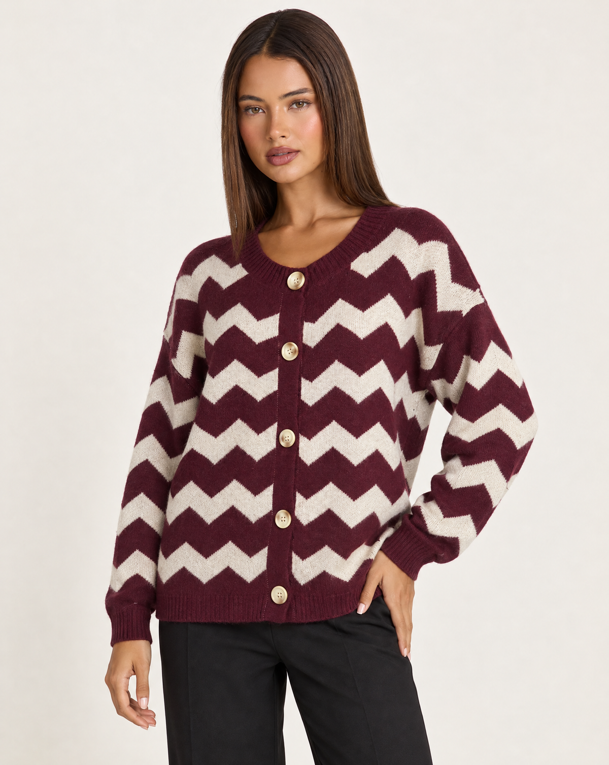 Cardigan donna zig zag bordeaux con bottoni, indossato da Polly 4 — vista di tre quarti
