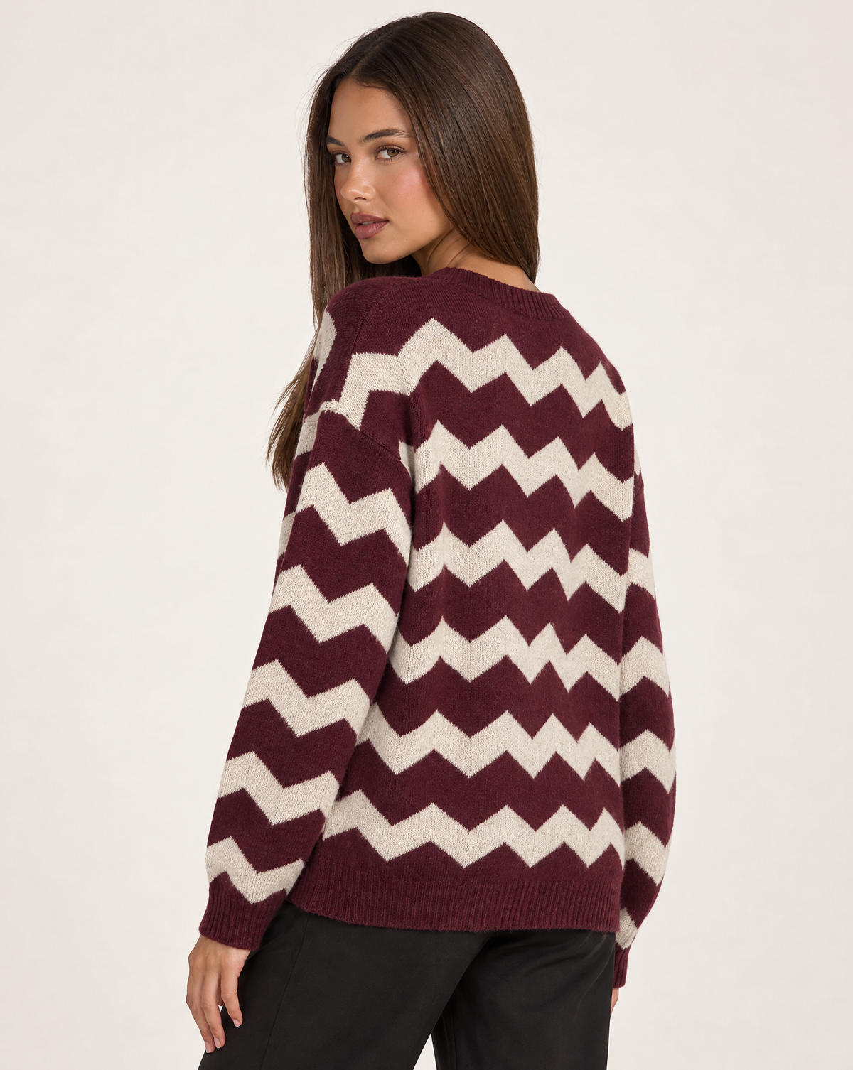 Cardigan donna zig zag bordeaux con bottoni, indossato da Polly 4 — vista posteriore