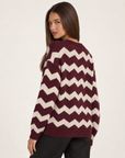 Cardigan donna zig zag bordeaux con bottoni, indossato da Polly 4 — vista posteriore