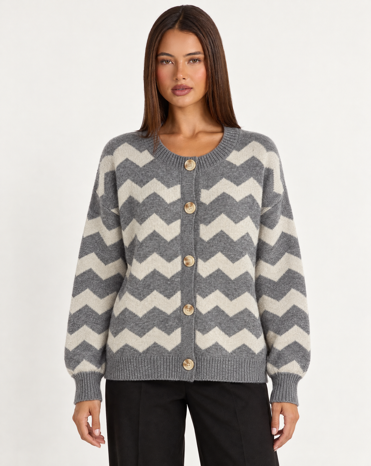 Cardigan donna zig zag grigio con bottoni, indossato da Polly 4 — vista frontale
