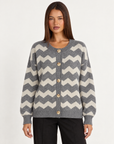 Cardigan donna zig zag grigio con bottoni, indossato da Polly 4 — vista frontale