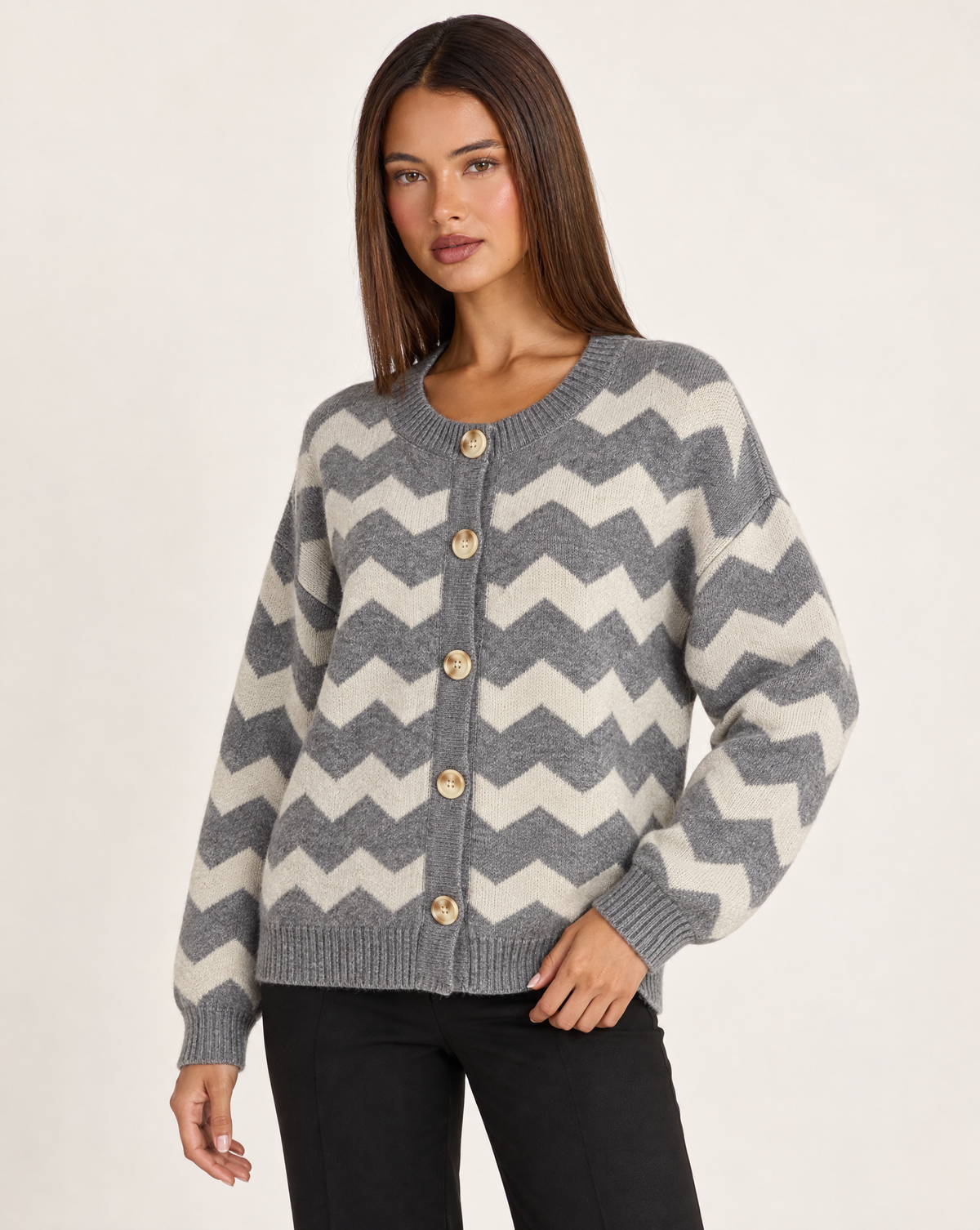 Cardigan donna zig zag grigio con bottoni, indossato da Polly 4 — vista di tre quarti