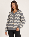Cardigan donna zig zag grigio con bottoni, indossato da Polly 4 — vista di tre quarti