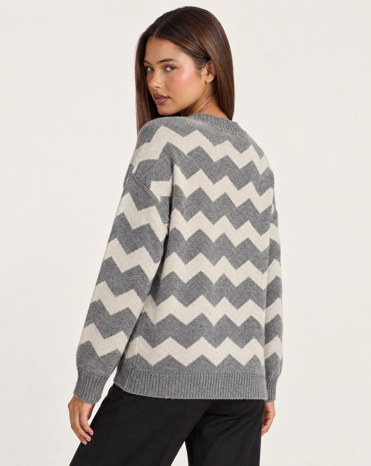 Cardigan donna zig zag grigio con bottoni, indossato da Polly 4 — vista posteriore