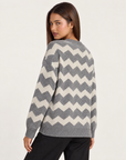 Cardigan donna zig zag grigio con bottoni, indossato da Polly 4 — vista posteriore