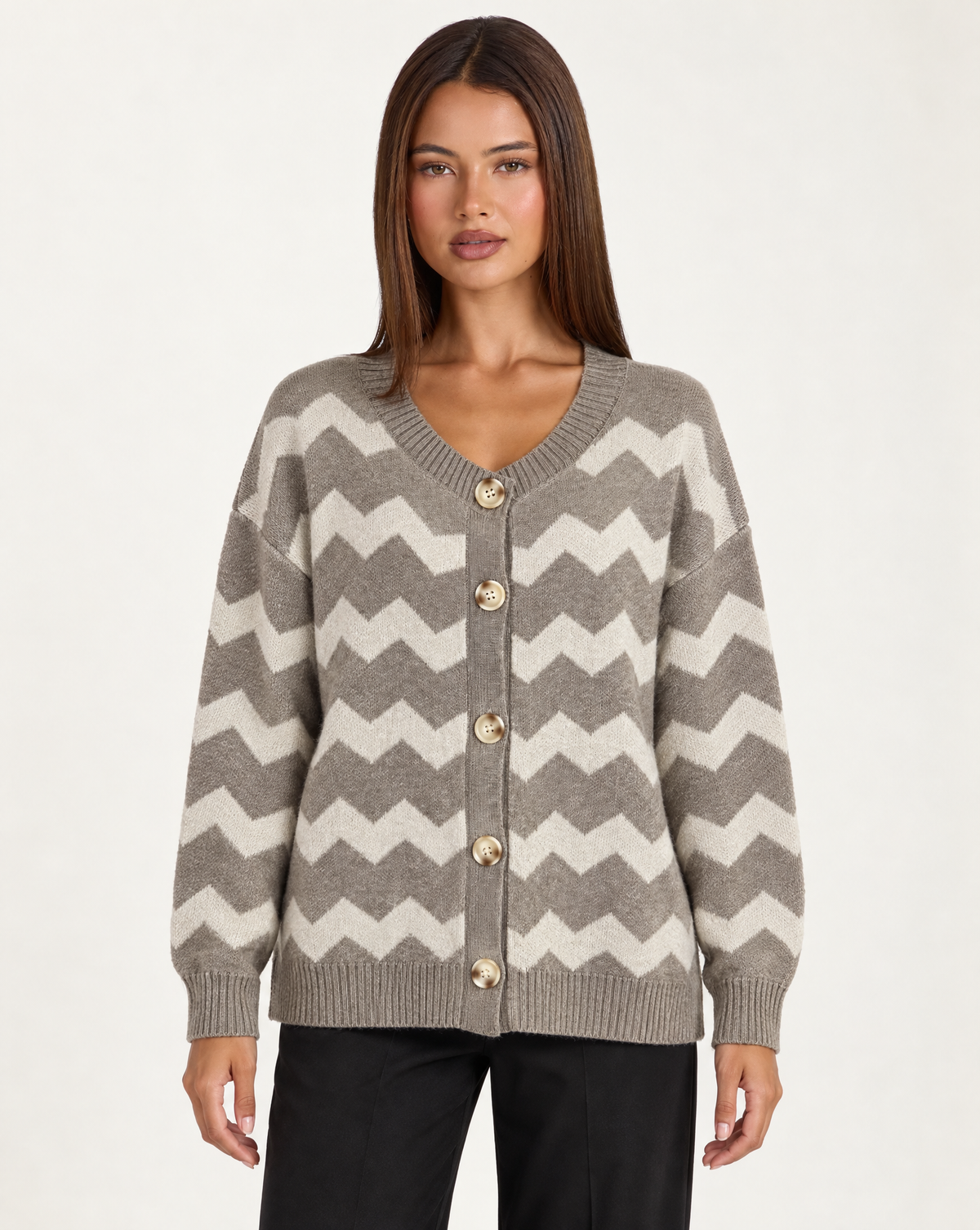 Cardigan donna zig zag taupe con bottoni, indossato da Polly 4 — vista frontale