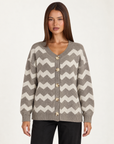 Cardigan donna zig zag taupe con bottoni, indossato da Polly 4 — vista frontale