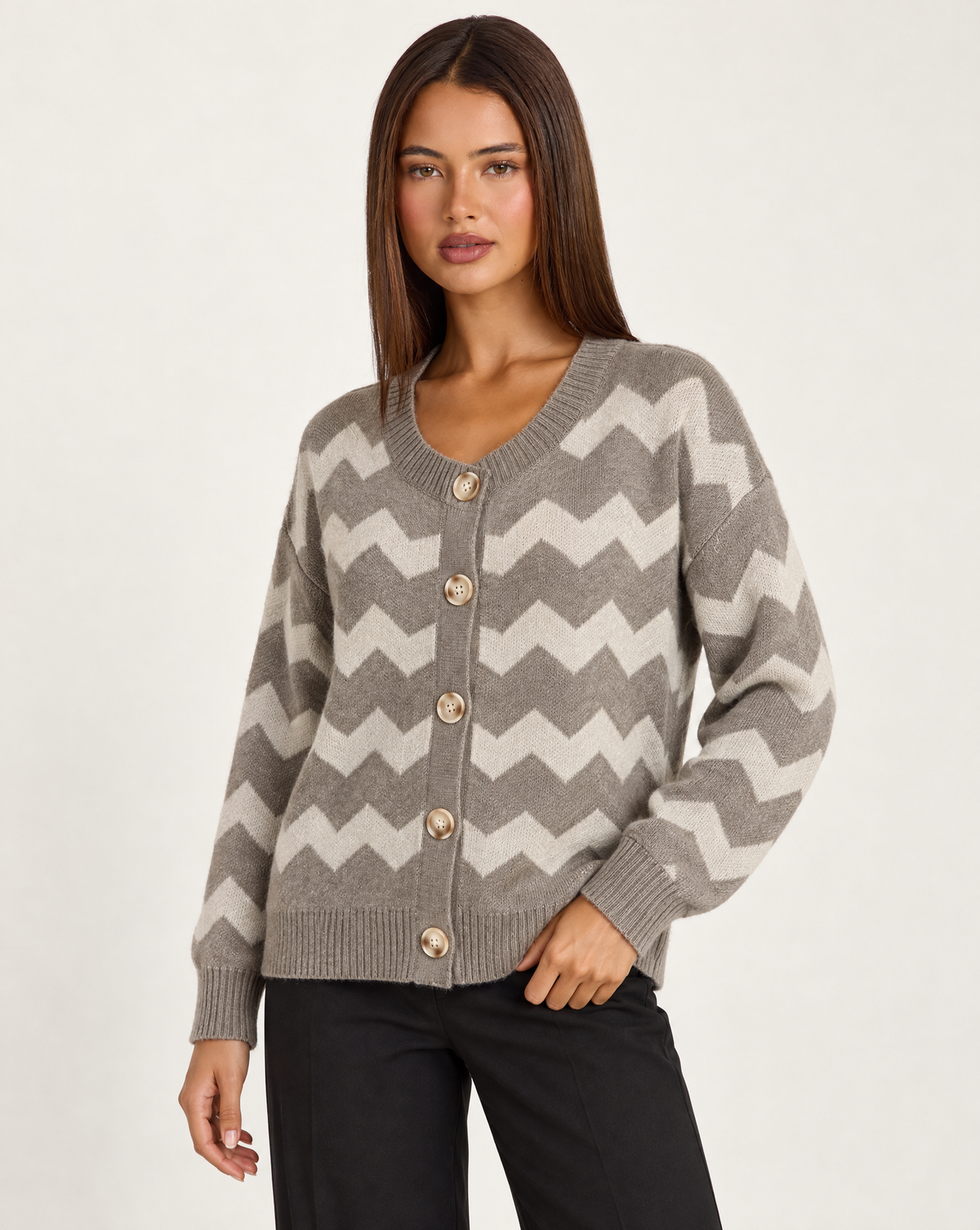Cardigan donna zig zag taupe con bottoni, indossato da Polly 4 — vista di tre quarti