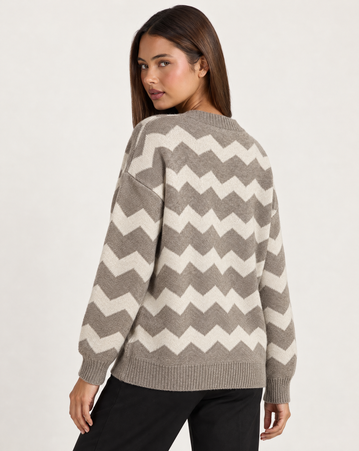 Cardigan donna zig zag taupe con bottoni, indossato da Polly 4 — vista posteriore