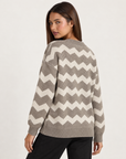 Cardigan donna zig zag taupe con bottoni, indossato da Polly 4 — vista posteriore