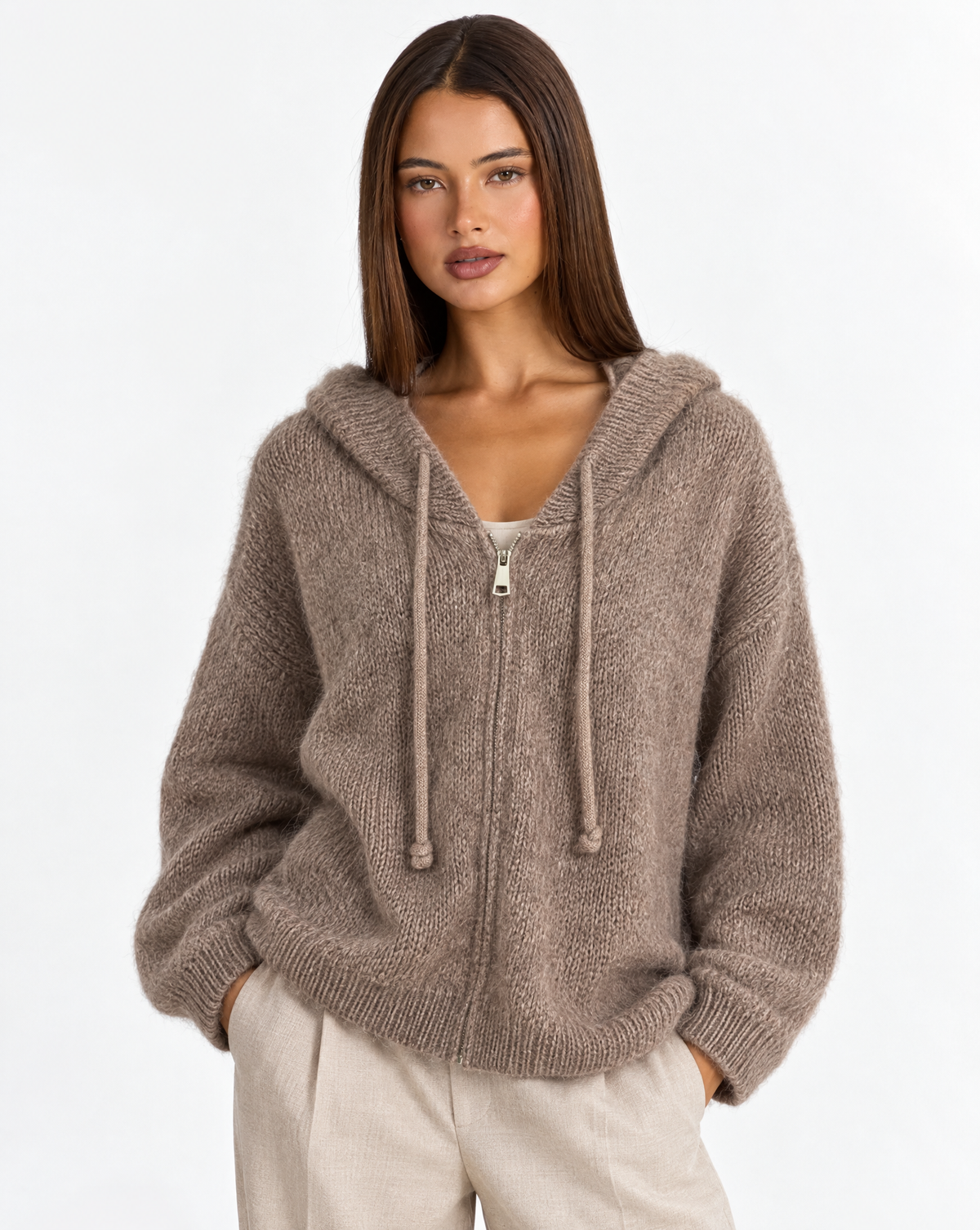 Cardigan donna misto mohair con cappuccio beige — dettaglio con Polly 4