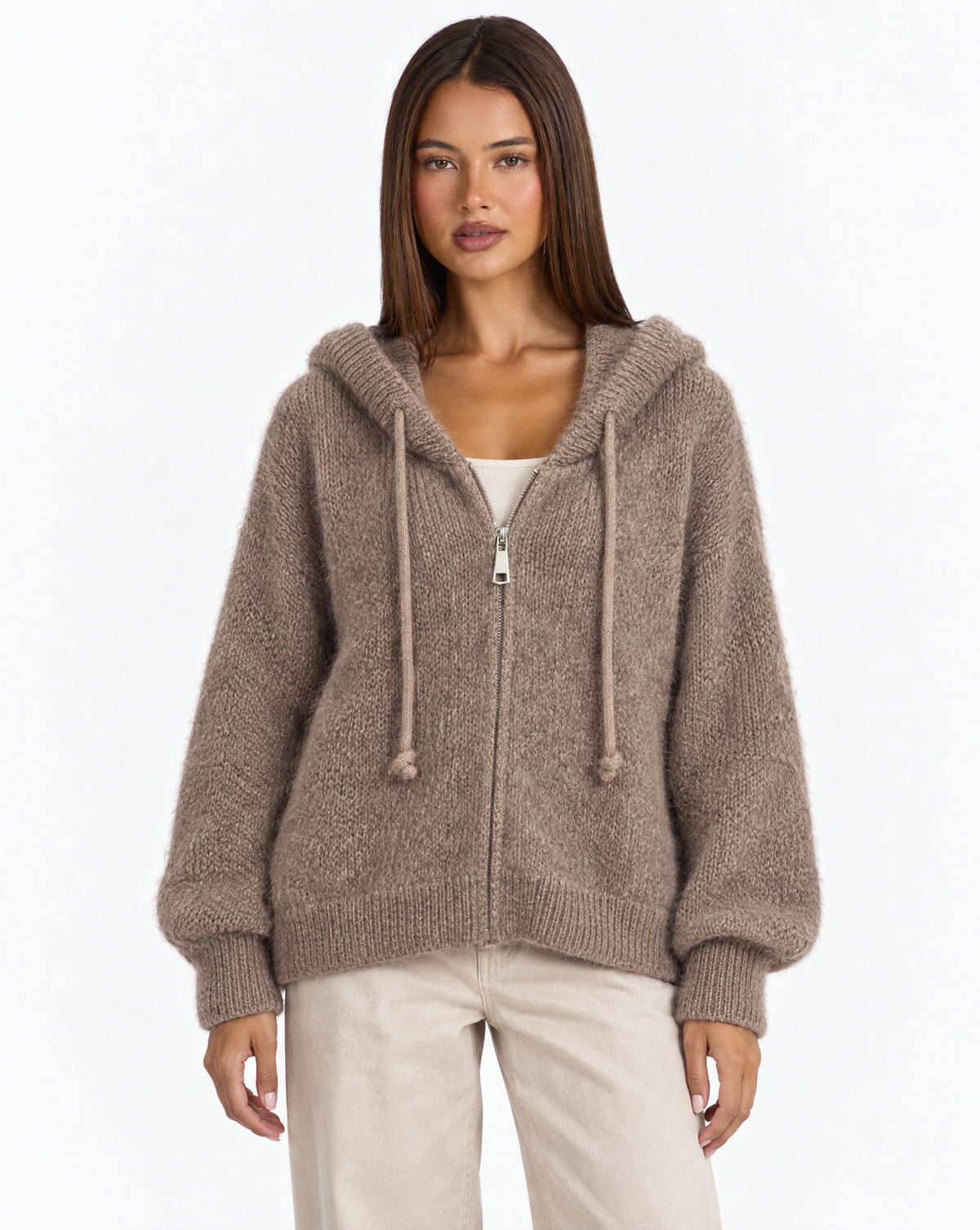Cardigan donna misto mohair con cappuccio beige — frontale con Polly 4