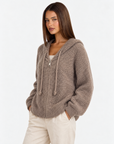 Cardigan donna misto mohair con cappuccio beige — tre-quarti con Polly 4