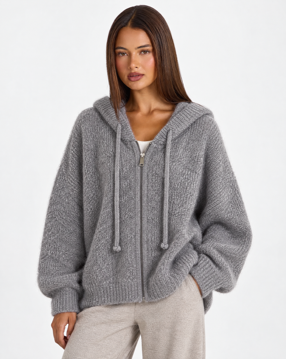Cardigan donna misto mohair con cappuccio grigio — dettaglio con Polly 4