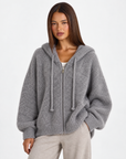 Cardigan donna misto mohair con cappuccio grigio — dettaglio con Polly 4