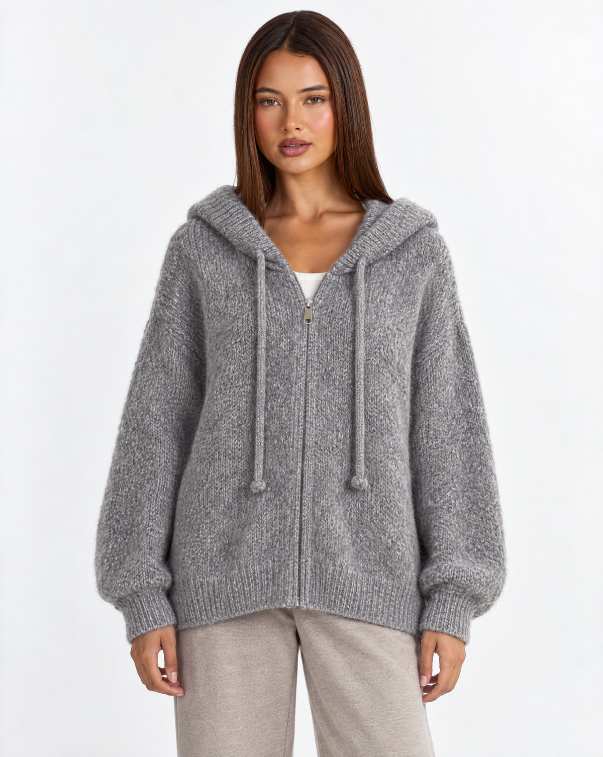 Cardigan donna misto mohair con cappuccio grigio — frontale con Polly 4