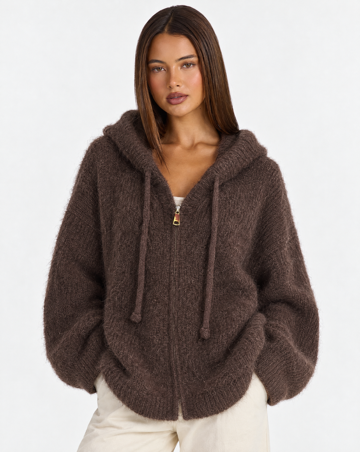 Cardigan donna misto mohair con cappuccio marrone scuro — dettaglio con Polly 4