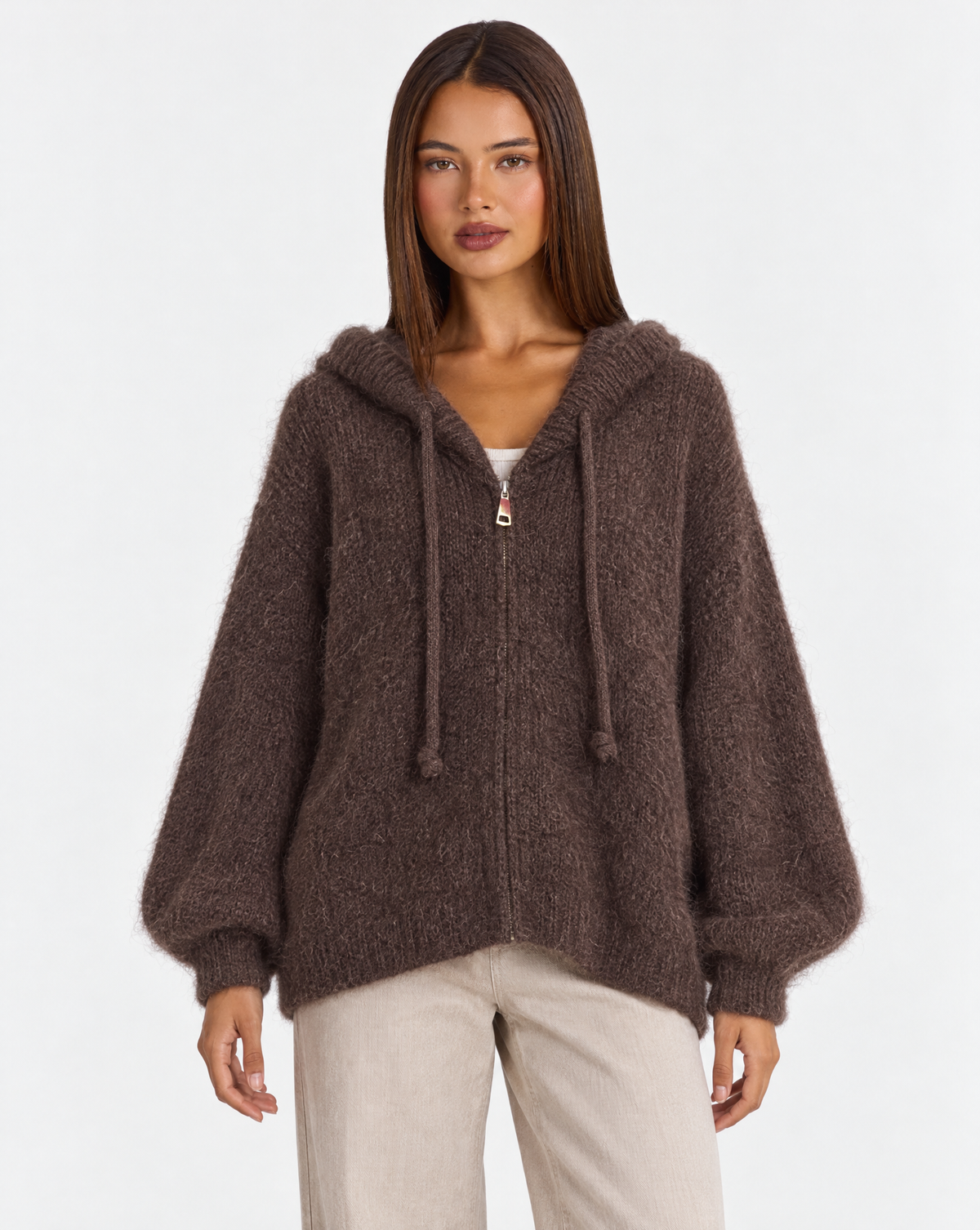Cardigan donna misto mohair con cappuccio marrone scuro — frontale con Polly 4