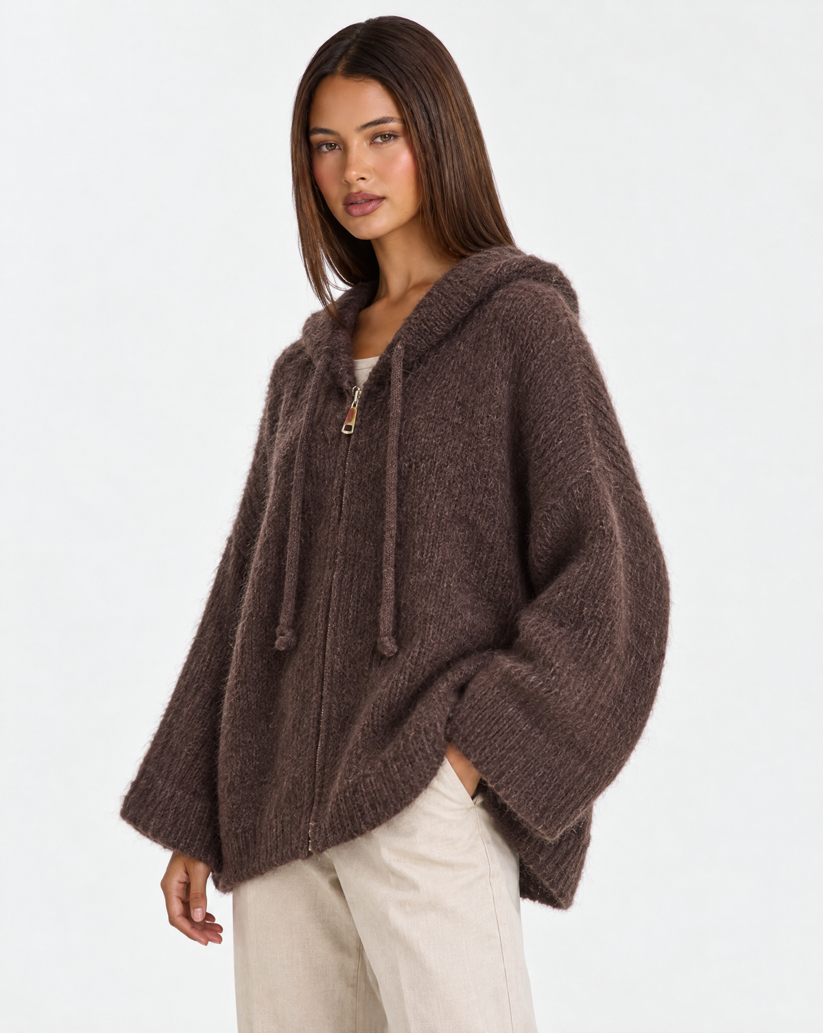 Cardigan donna misto mohair con cappuccio marrone scuro — tre-quarti con Polly 4