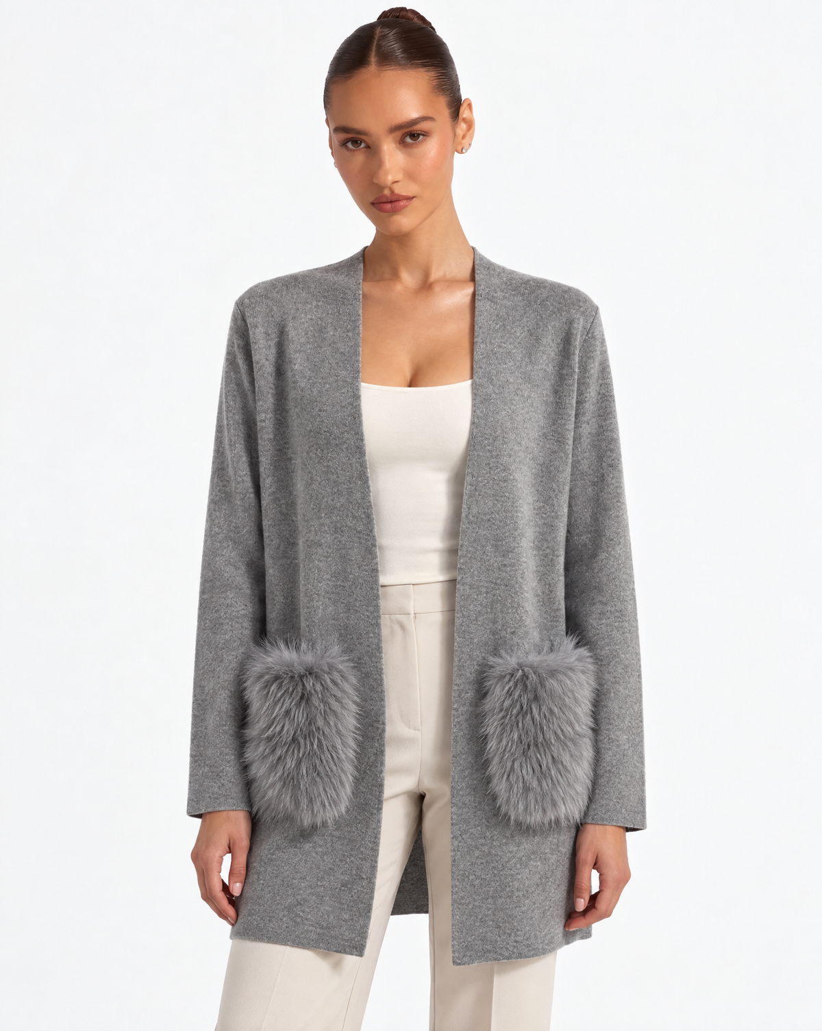Cardigan lungo aperto con tasche effetto pelliccia Grigio indossato da Polly 6 – primo piano parte superiore, vista frontale