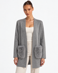 Cardigan lungo aperto con tasche effetto pelliccia Grigio indossato da Polly 6 – primo piano parte superiore, vista frontale