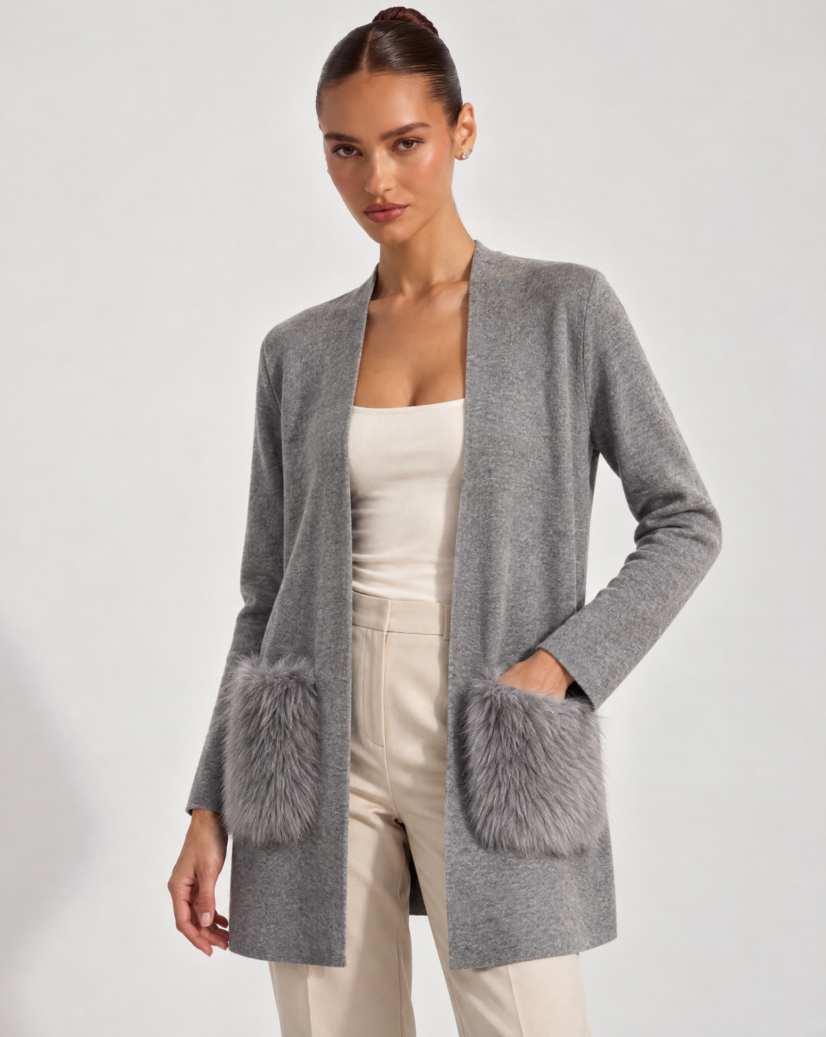 Cardigan lungo aperto con tasche effetto pelliccia Grigio indossato da Polly 6 – primo piano parte superiore, vista tre quarti