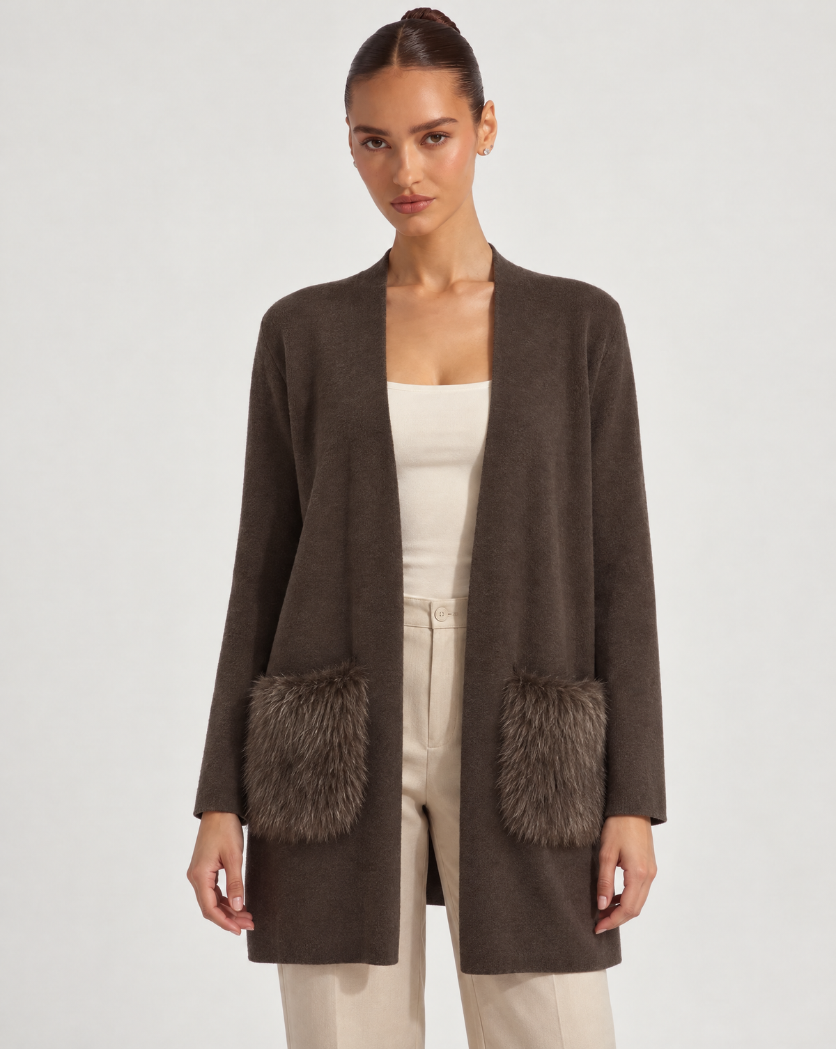 Cardigan lungo aperto con tasche effetto pelliccia Marrone indossato da Polly 6 – primo piano parte superiore, vista frontale