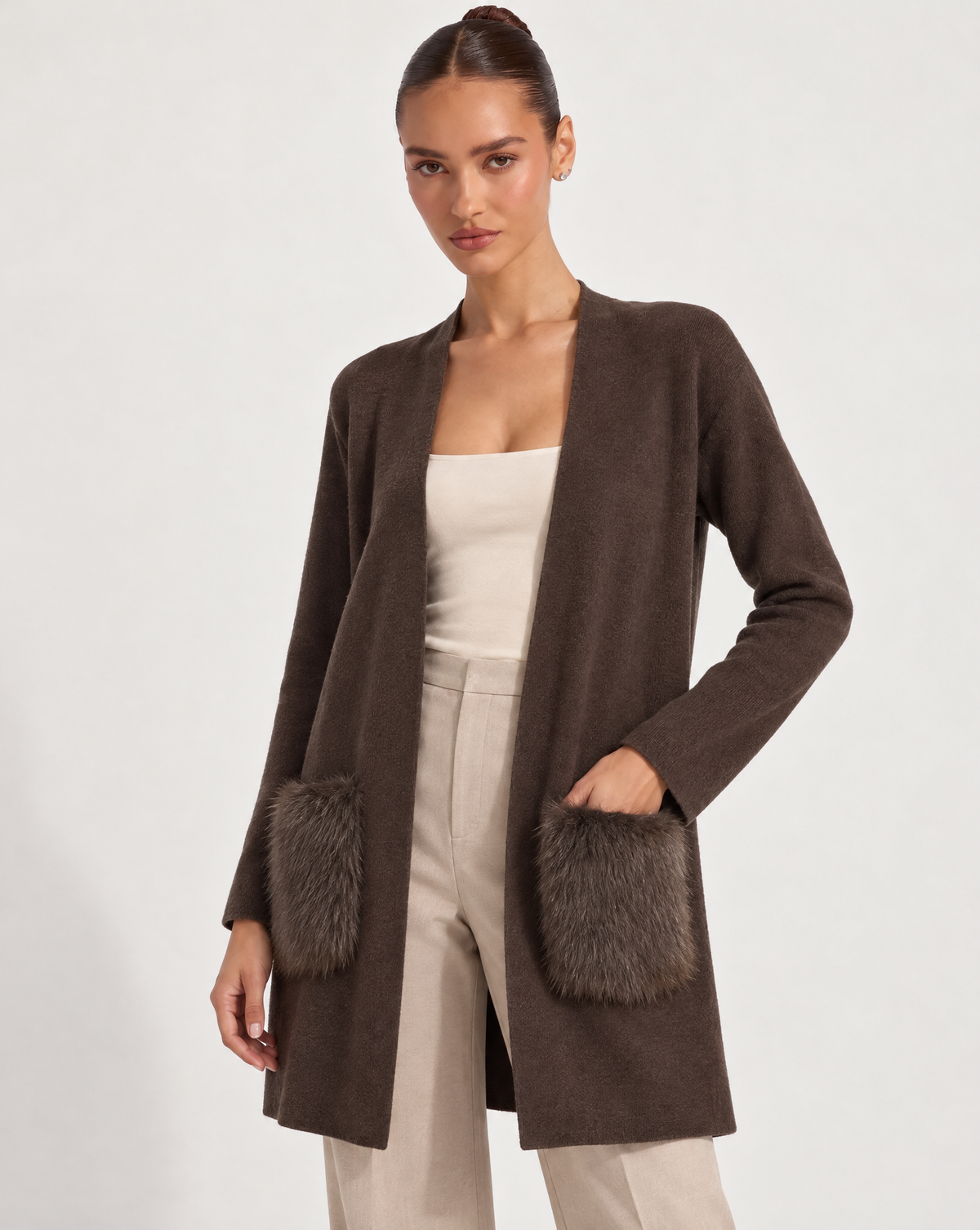 Cardigan lungo aperto con tasche effetto pelliccia Marrone indossato da Polly 6 – primo piano parte superiore, vista tre quarti