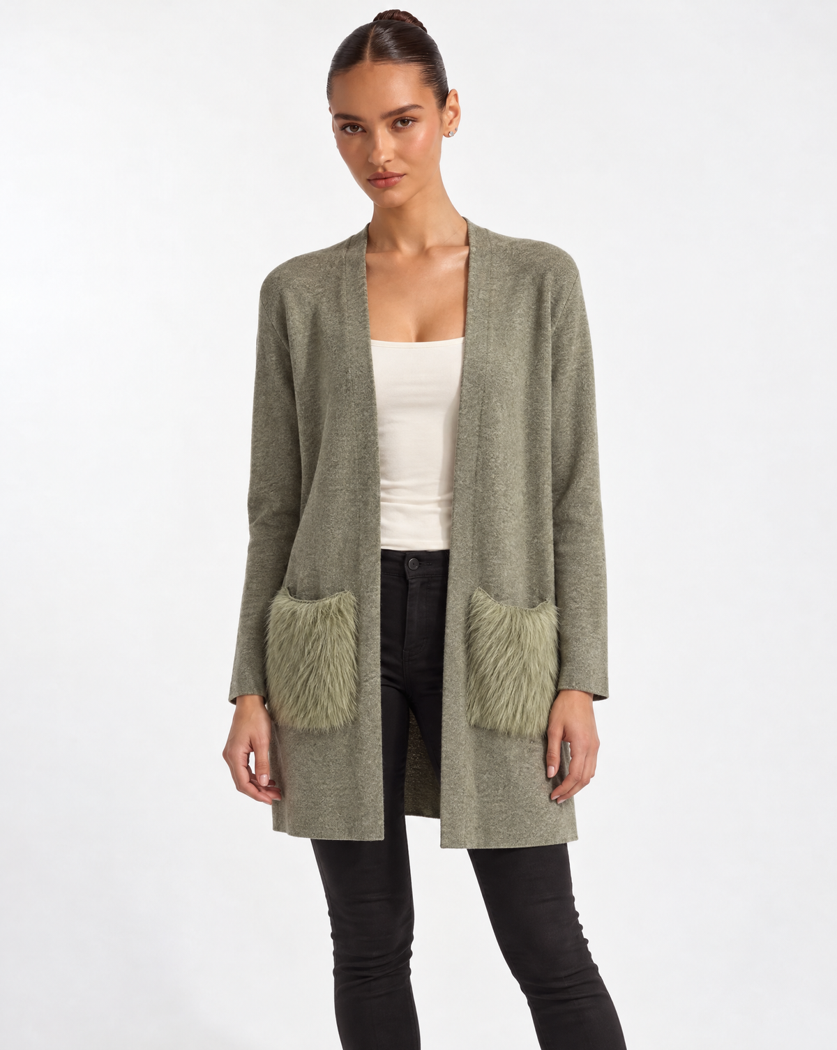 Cardigan lungo aperto con tasche effetto pelliccia Verde indossato da Polly 6