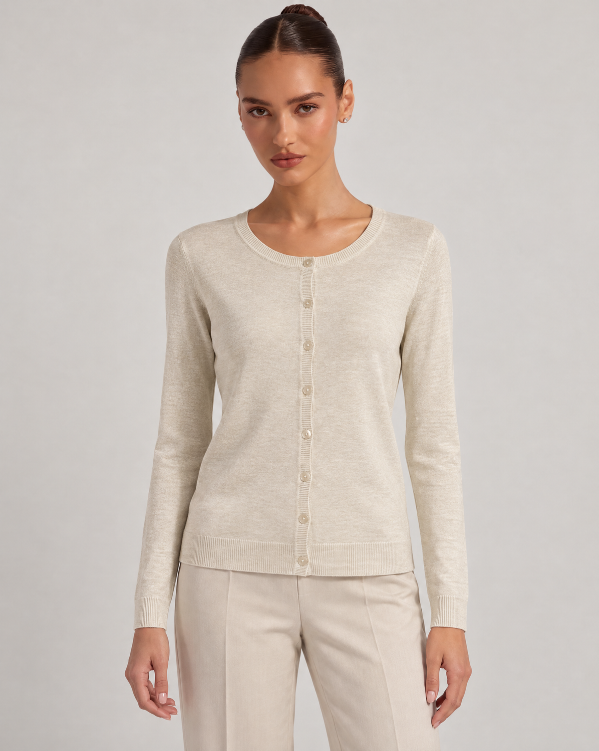 Cardigan donna girocollo beige con bottoni, indossato da Polly 6 – vista frontale